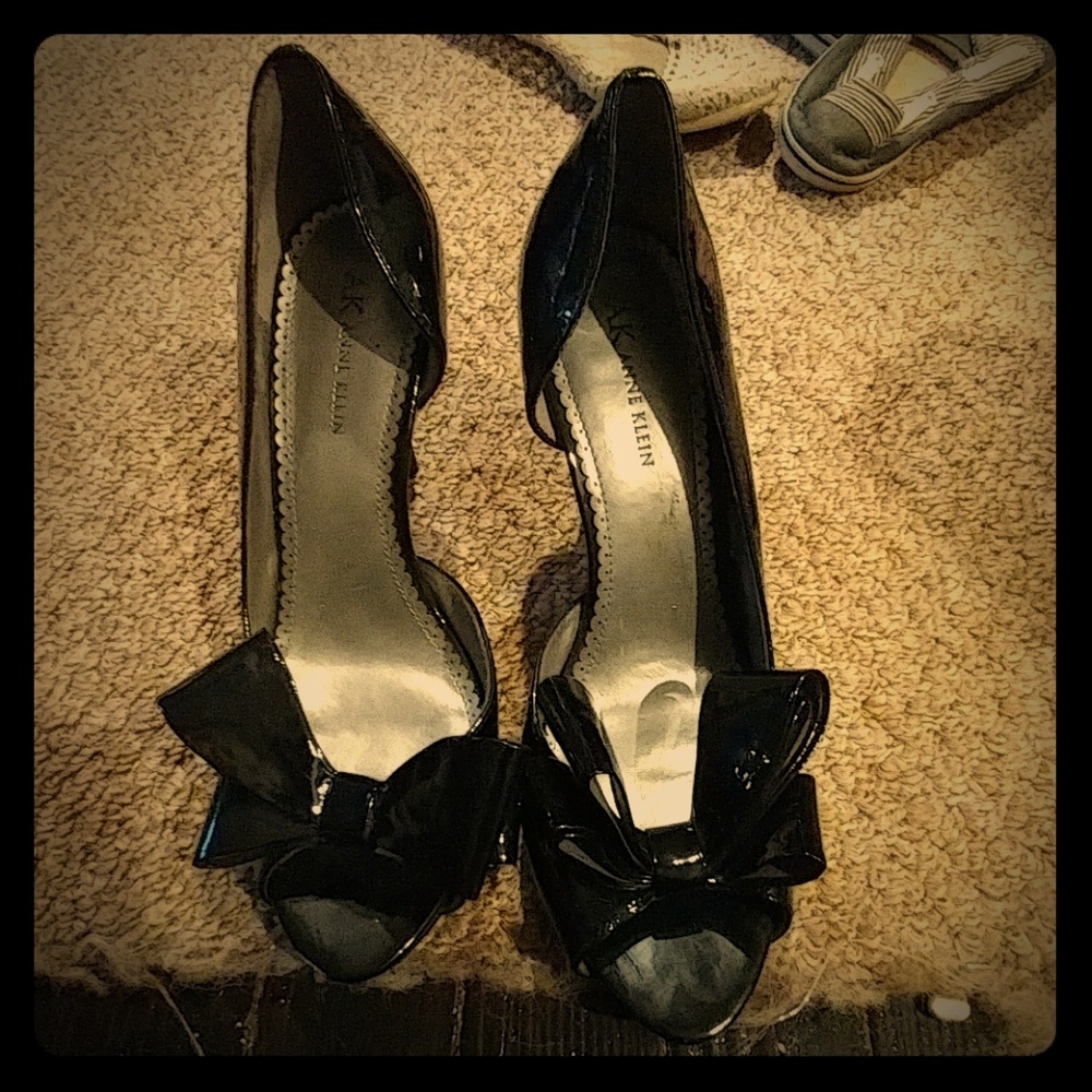 Black shiny bow 4 inch heels
